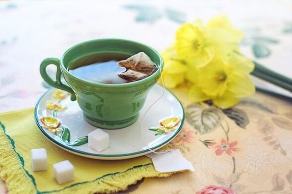 绿茶、草药汤剂。